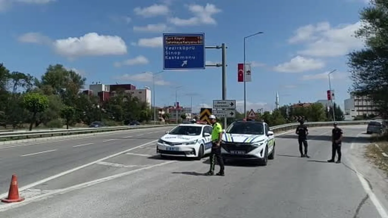 Havza'da cam yüklü tır virajda devrildi: Yol 3 saat trafiğe kapandı