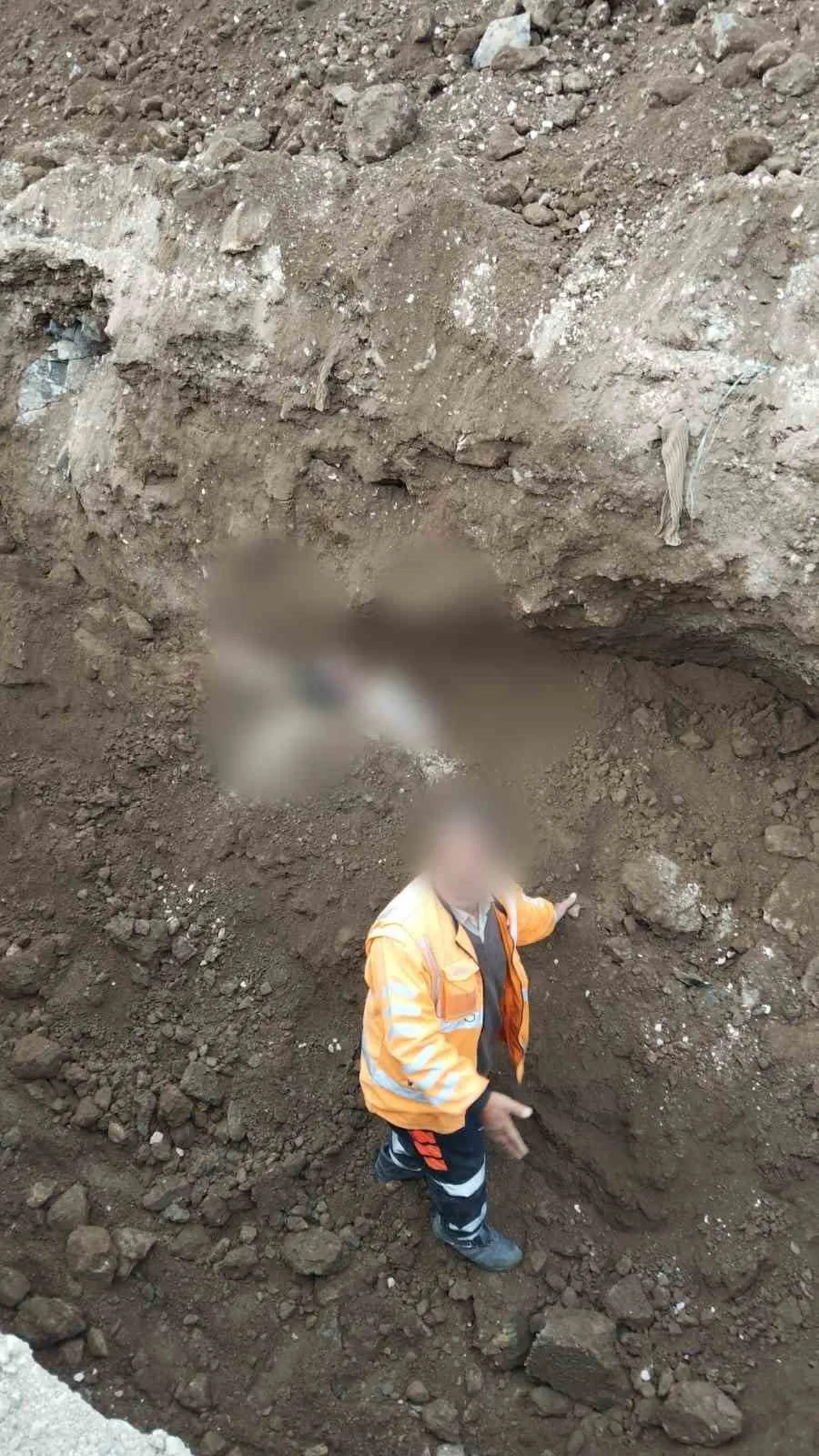 VAN'IN SARAY İLÇESİNDE, KAPIKÖY SINIR KAPISI GÜZERGÂHINDA YÜRÜTÜLEN İNŞAAT ÇALIŞMASI SIRASINDA...