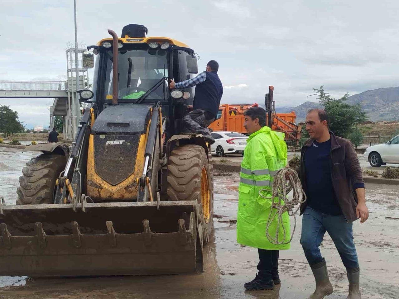 YURTBAŞI'NDA YAŞANAN SEL VE SU TAŞKINLARINDAN ARDINDAN BELEDİYE EKİPLERİNİN ÇALIŞMALARI HIZ...