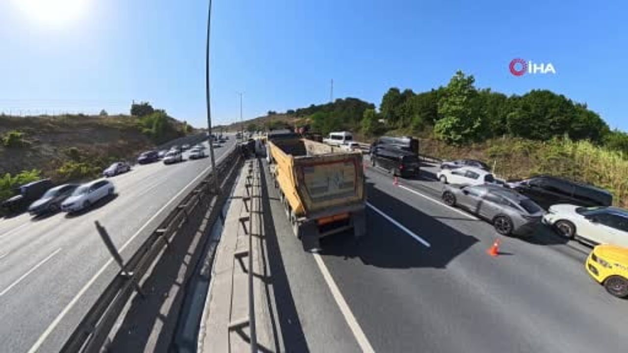 Eyüpsultan’da hafriyat kamyonu devrildi: 2 yaralı