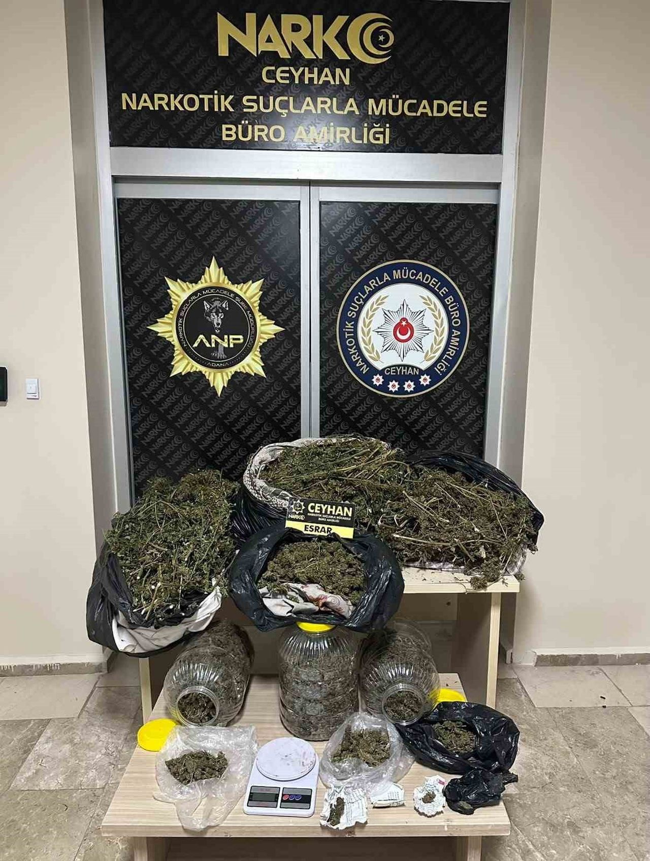 ADANA’NIN CEYHAN İLÇESİNDE POLİS EKİPLERİNCE DÜZENLENEN UYUŞTURUCU OPERASYONUNDA 8 KİLO 562 GRAM...
