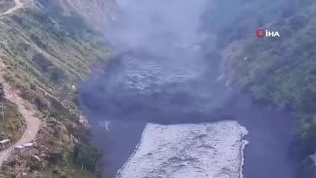 Nepal’in Gorkha bölgesinde heyelan sonrası meydana gelen sel çok sayıda evi ve köprüyü...