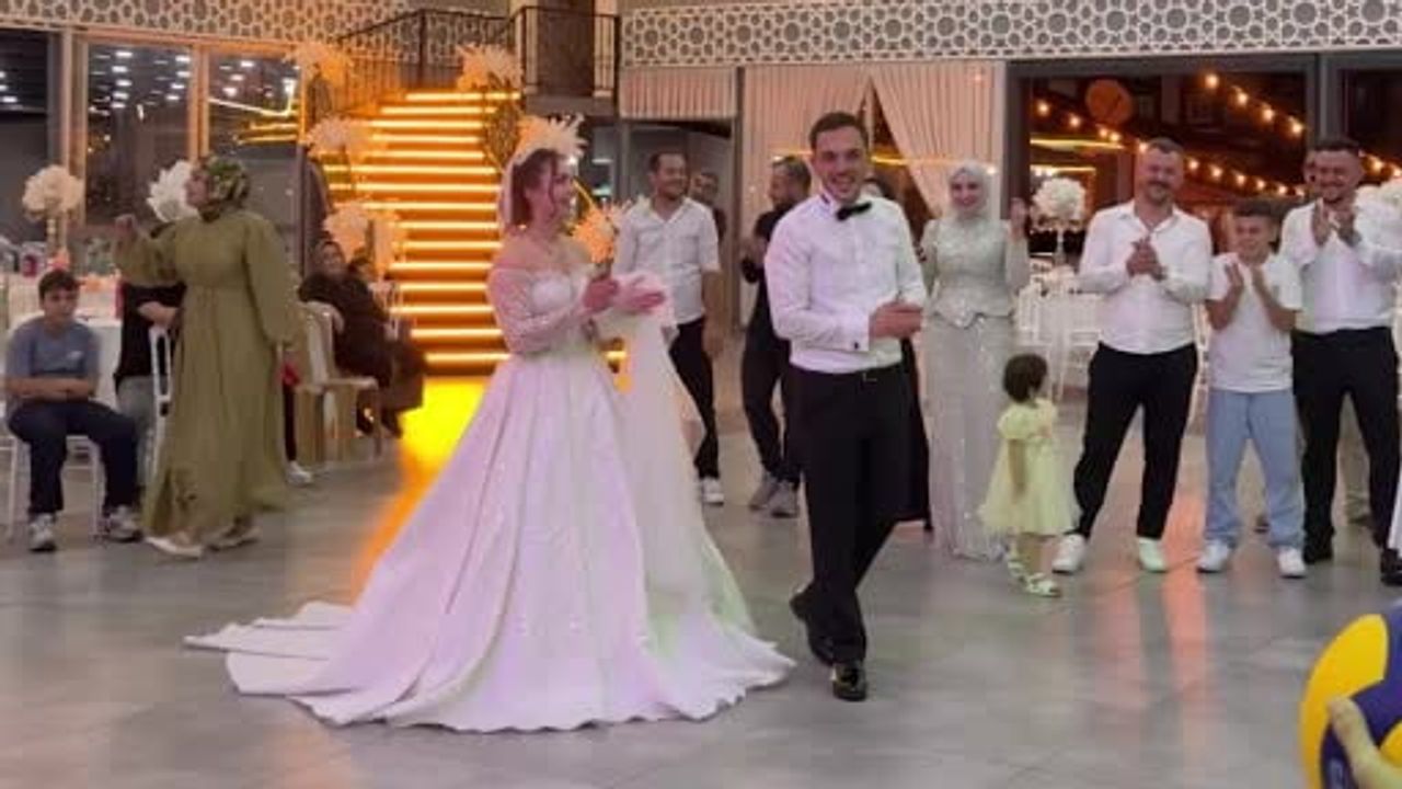 Böyle düğün ancak Rize'de olur...Voleybol oynarken tanışan çift düğünlerinde de voleybol...