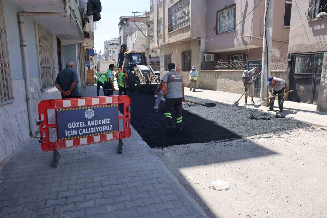 MERSİN'İN AKDENİZ BELEDİYESİ, İLÇE GENELİNDE ZAMANLA YIPRANAN VE ALTYAPI ÇALIŞMALARI NEDENİYLE...