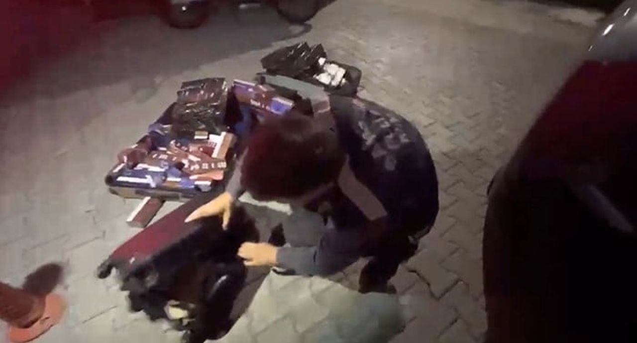 SAMSUN'DA DÜZENLENEN OPERASYONDA ÇOK SAYIDA GÜMRÜK KAÇAĞI SİGARA VE TÜTÜN ÜRÜNÜ ELE...