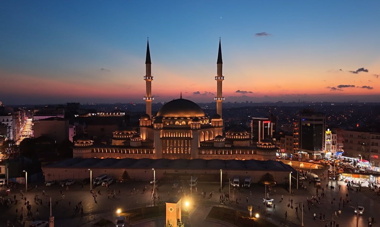 İSTANBUL’DA, HZ. MUHAMMED’İN (SAV) DÜNYAYA GELİŞİNİN YIL DÖNÜMÜ OLAN MEVLİD KANDİLİ, TAKSİM...