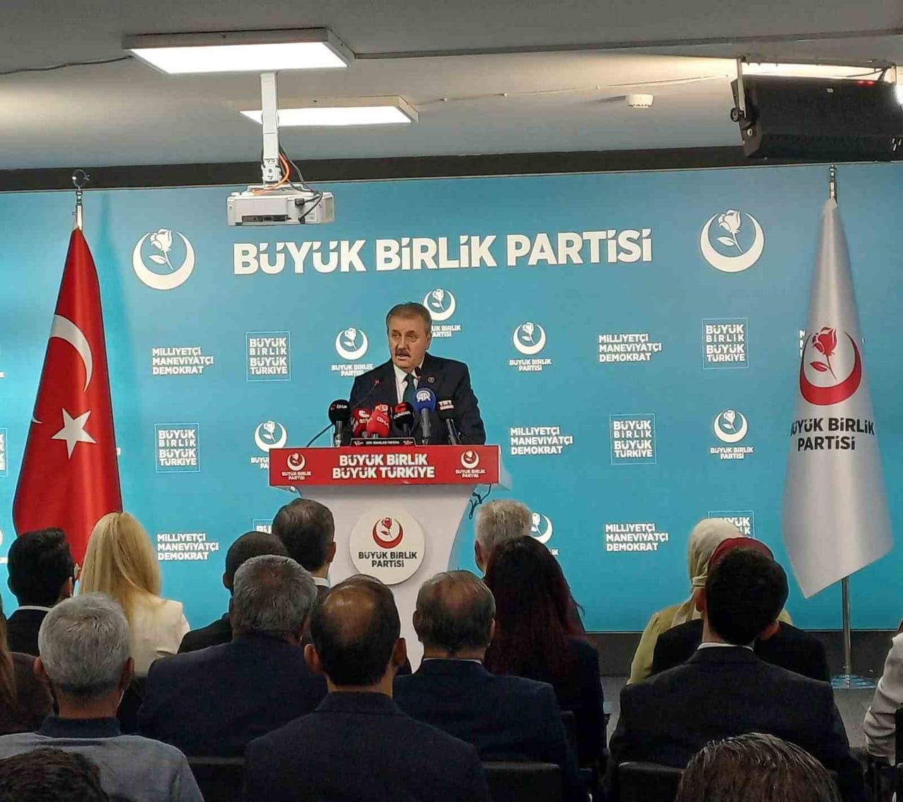 BBP LİDERİ DESTİCİ, PARTİSİNİN GENEL MERKEZİNDE DÜZENLEDİĞİ BASIN TOPLANTISINDA GÜNDEME İLİŞKİN...