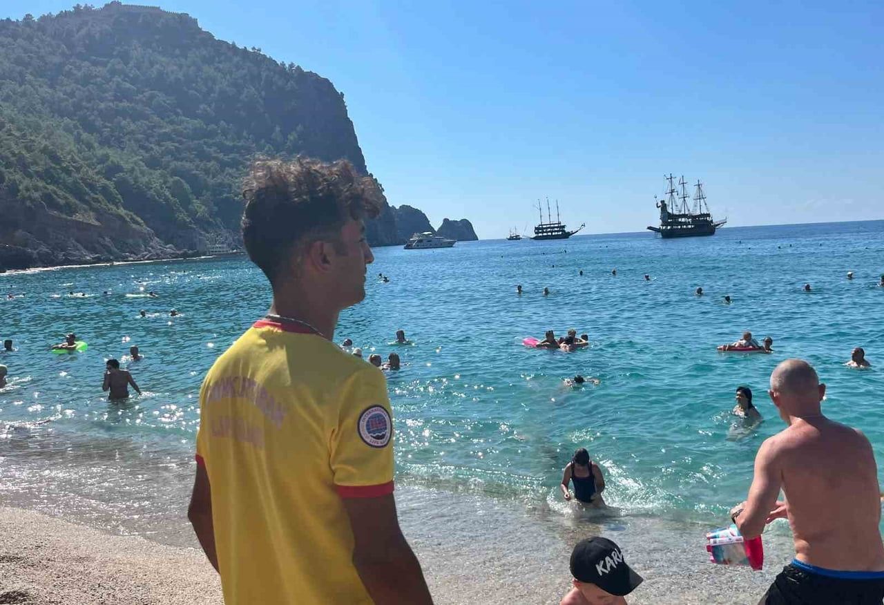HAVA SICAKLIĞININ 26, DENİZ SUYU SICAKLIĞININ İSE 25 DERECE ÖLÇÜLDÜĞÜ KENTTE, YERLİ VE YABANCI...