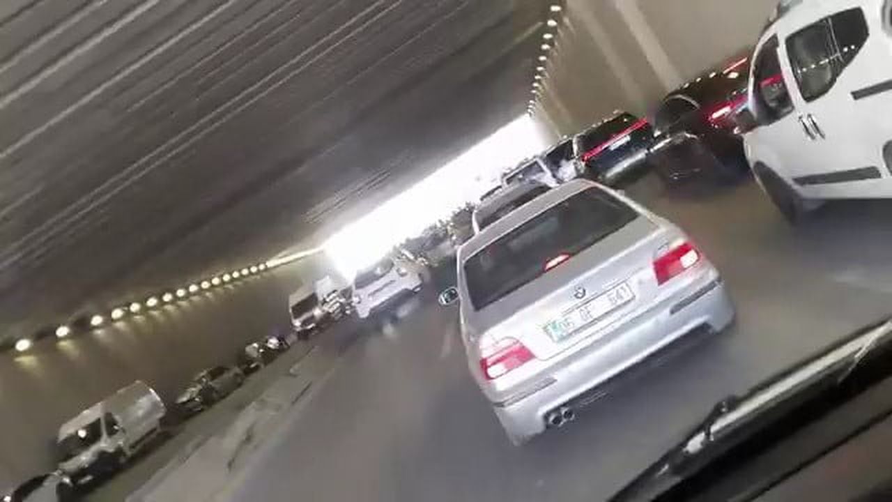 BİRİ MOTOSİKLET 4’Ü OTOMOBİL KARIŞTIĞI ZİNCİRLEME KAZA TRAFİK YOĞUNLUĞUNA SEBEP OLDU.