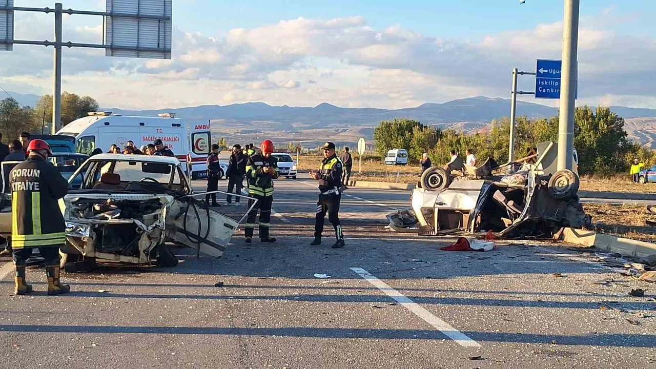ÇORUM'DA İKİ OTOMOBİLİN KAVŞAKTA ÇARPIŞMASI NETİCESİNDE MEYDANA GELEN KAZADA 7 KİŞİ...