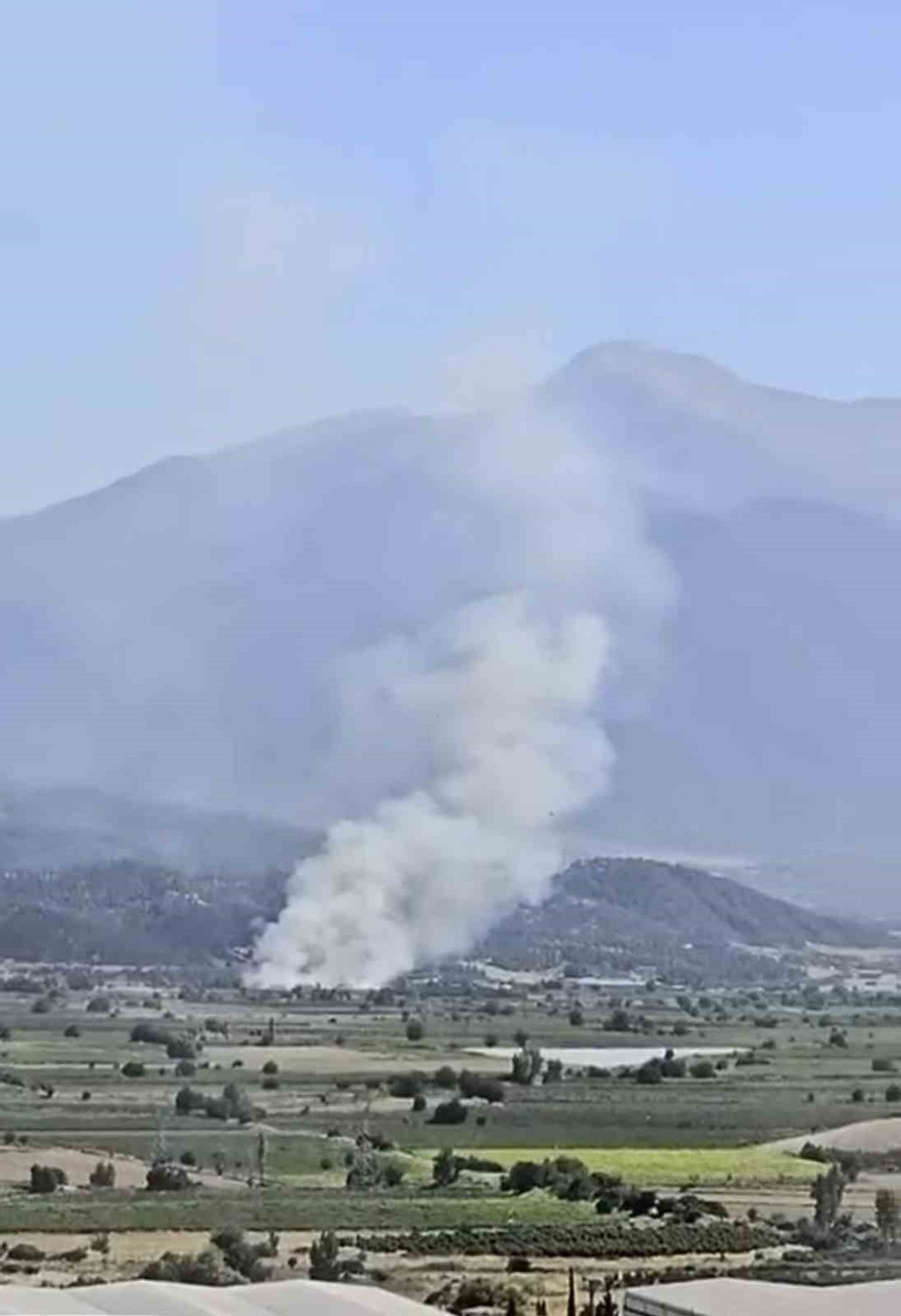 DENİZLİ’NİN HONAZ İLÇESİNDE ORMANLIK ALANA YAKIN BÖLGEDE ARAZİ YANGINI ÇIKTI.