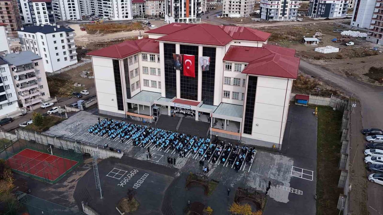 SİVAS’TA BİR ORTAOKULDA 850 ÖĞRENCİ KOREOGRAFİ VE KORO GÖSTERİSİ YAPTI. ÖĞRENCİLER KORO EŞLİĞİNDE...