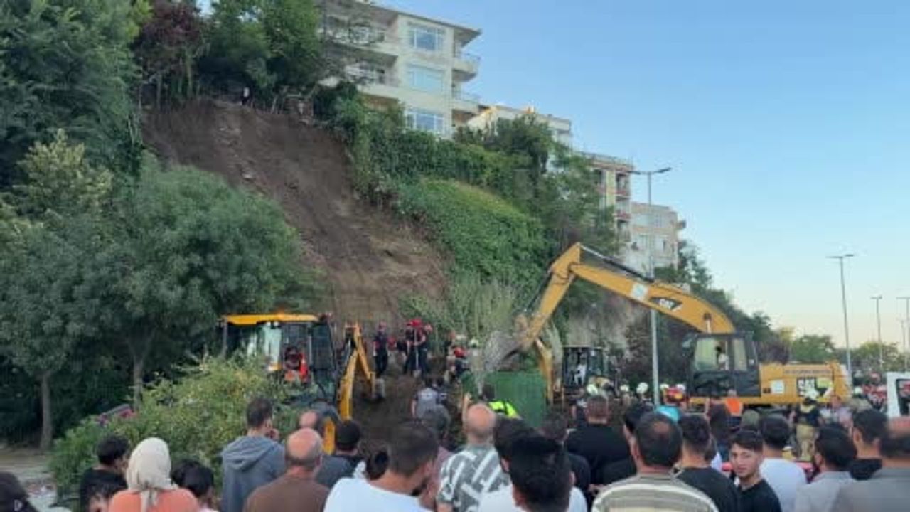 Büyükçekmece Mimar Sinan Sahili'nde toprak kayması
