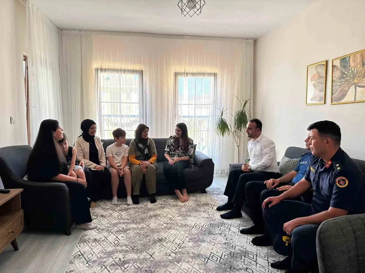 ÇAVDARHİSAR KAYMAKAMI MANTI’DAN ŞEHİT AİLELERİNE ZİYARET