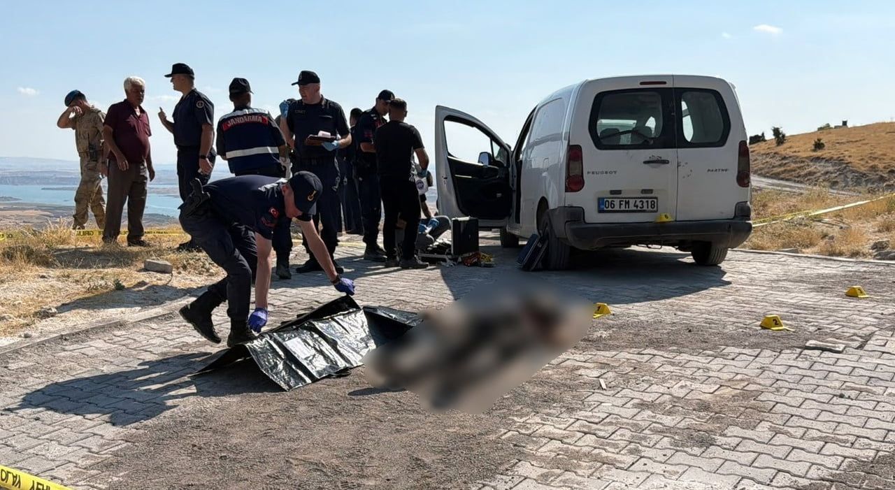 ADIYAMAN’DA, DAĞ BAŞINDA BULUNAN BİR MEZARLIK YANINDA SİLAHLA VURULMUŞ ERKEK CESEDİ BULUNDU.
