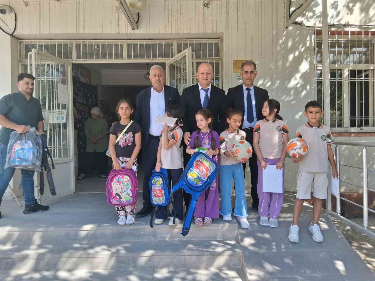 DİYARBAKIR'IN ÇERMİK İLÇESİNDE 300 ÖĞRENCİYE OKUL ÇANTASI VE FUTBOL TOPU DAĞITILDI.