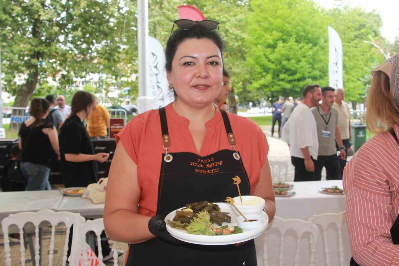 USTA ÖĞRETİCİ ŞENER KESKİN, FINDIK YAPRAĞINDAN HAZIRLADIĞI ZEYTİNYAĞLI SARMA İLE DİKKAT...