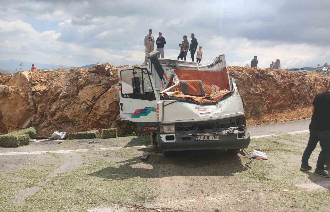 KARAMAN'IN ERMENEK İLÇESİNDE YONCA BALYASI YÜKLÜ KAMYONETİN DEVRİLMESİ SONUCU MEYDANA GELEN KAZADA...