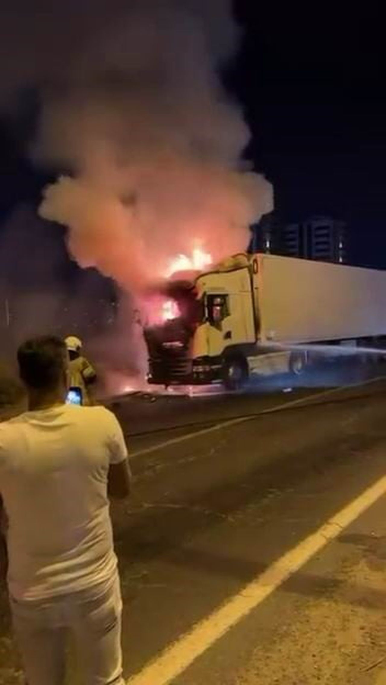 DİYARBAKIR’DA SEYİR HALİNDEKİ TIRIN KUPASI YANARAK KULLANILAMAZ HALE GELDİ.