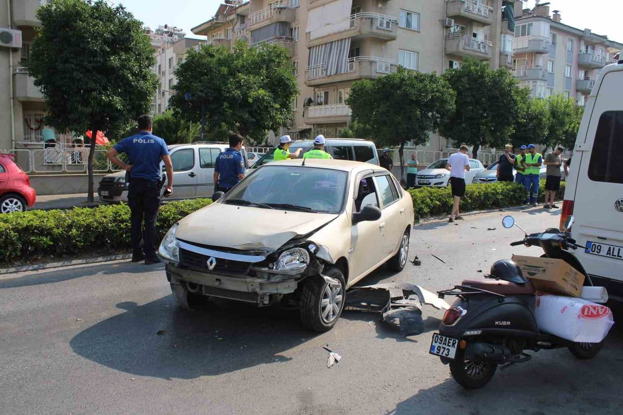 AYDIN'IN EFELER İLÇESİNDE DİREKSİYON HAKİMİYETİ KAYBOLARAK KARŞI ŞERİDE GEÇEN OTOMOBİL, O ESNADA...