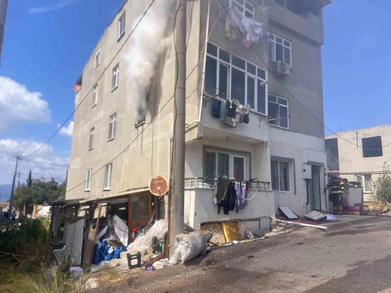 BANDIRMA'DA APARTMAN YANGINI İTFAİYE EKİPLERİNCE SÖNDÜRÜLDÜ