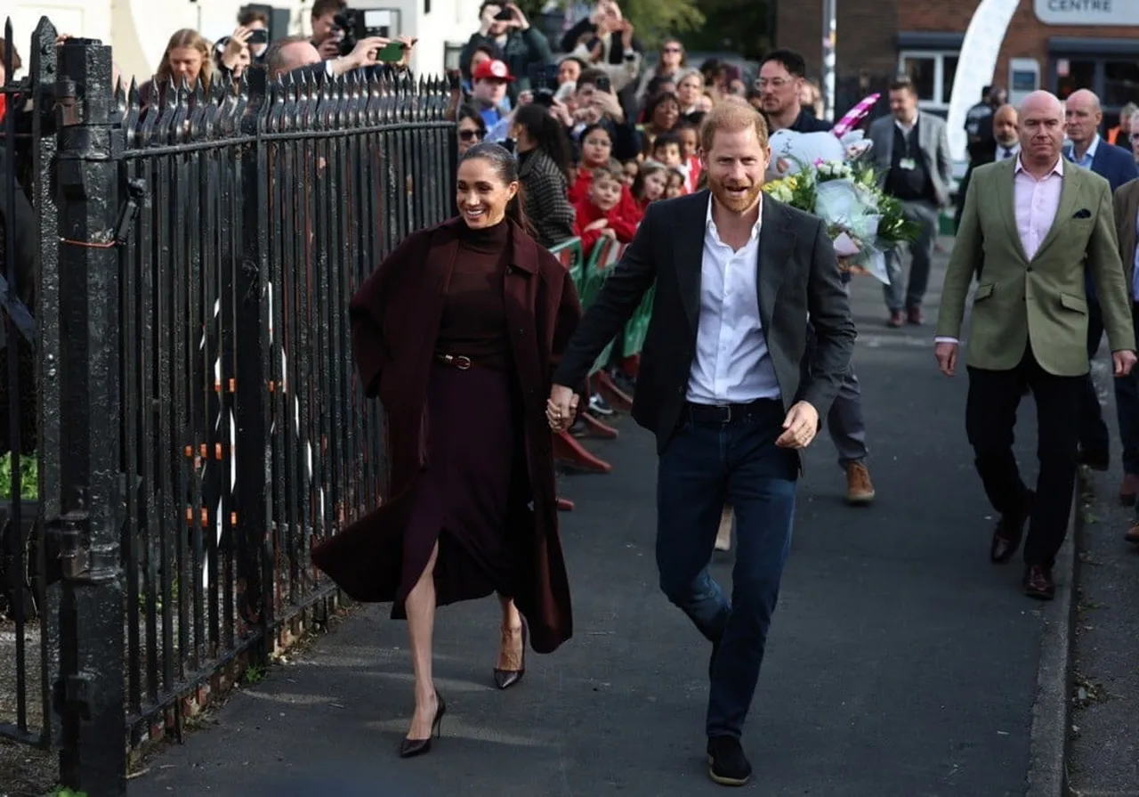 İNGİLTERE'YE DÖNEN PRENS HARRY VE MEGAN, İLK KEZ KAMUOYU ÖNÜNE ÇIKTI