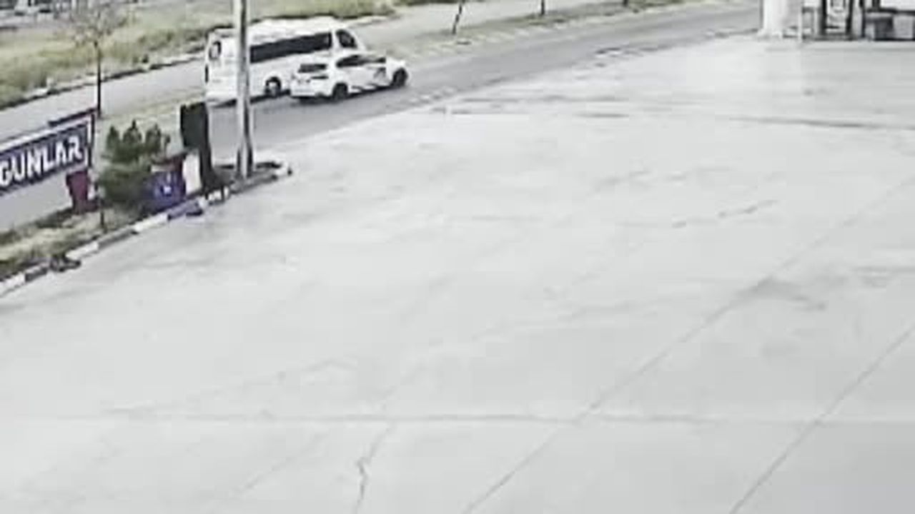 Tofaş sürücüsünün refüje çıkıp direği devirdiği kaza kamerada