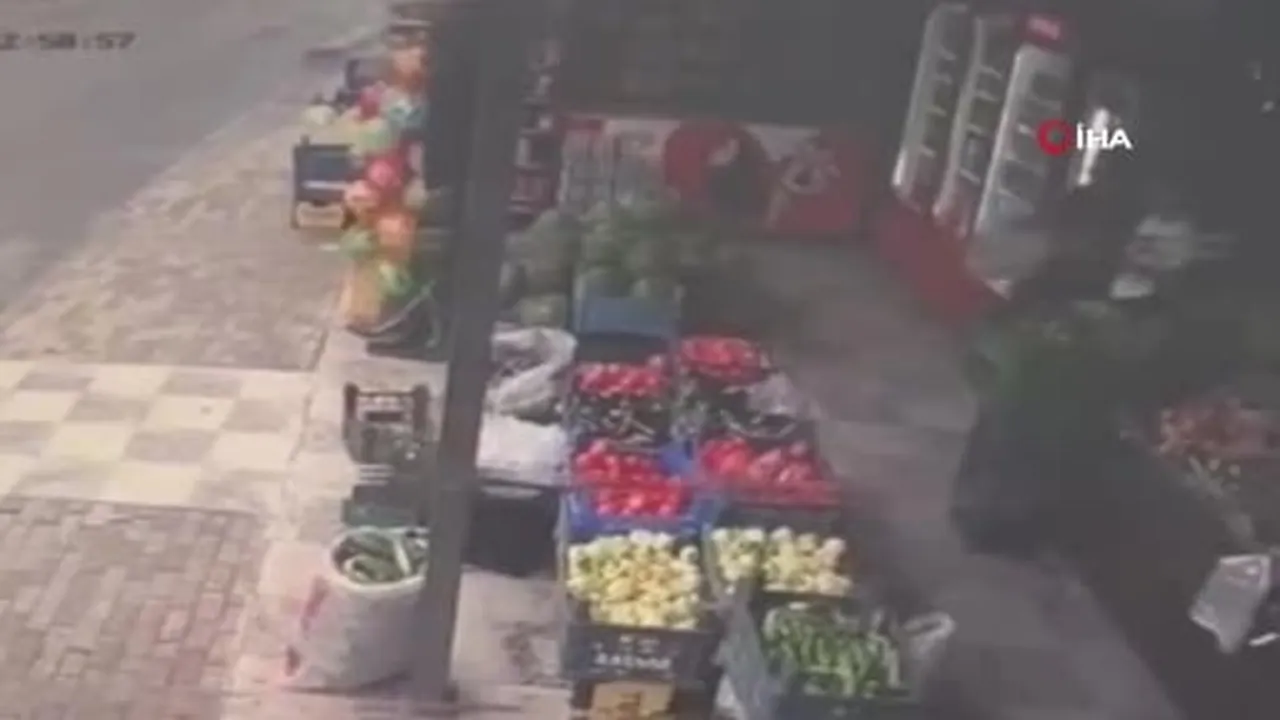 Kontrolden çıkan minibüs evin bahçesine uçtu: O anlar kamerada
