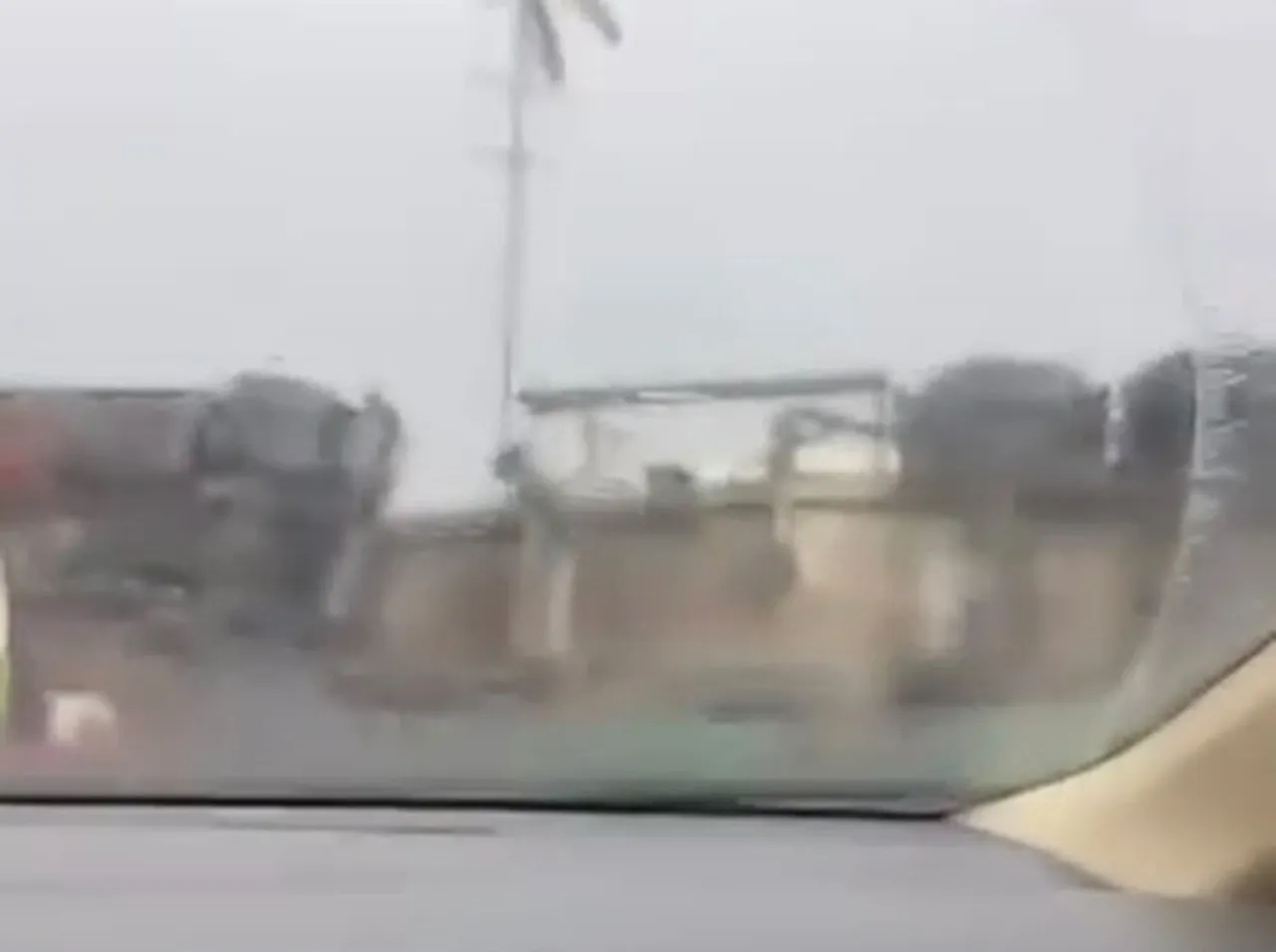 DİYARBAKIR'IN BAĞLAR İLÇESİNDE SÜRÜCÜSÜNÜN KONTROLÜNDEN ÇIKAN TIR DEVRİLDİ.