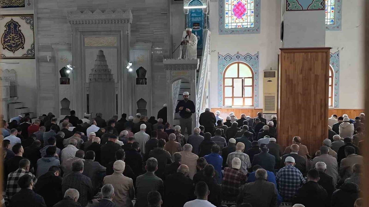 ÇANKIRI’DA YAŞAYAN İŞİTME ENGELLİ VATANDAŞLAR, CUMA NAMAZI HUTBESİNDEKİ İŞARET DİLİ UYGULAMASI...