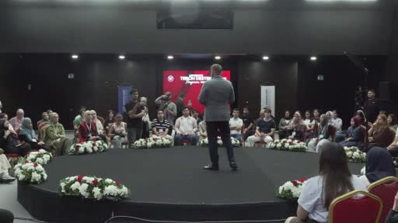 Üniversite adayları Arnavutköy'de geleceğin mesleklerini bakanlarla konuştu