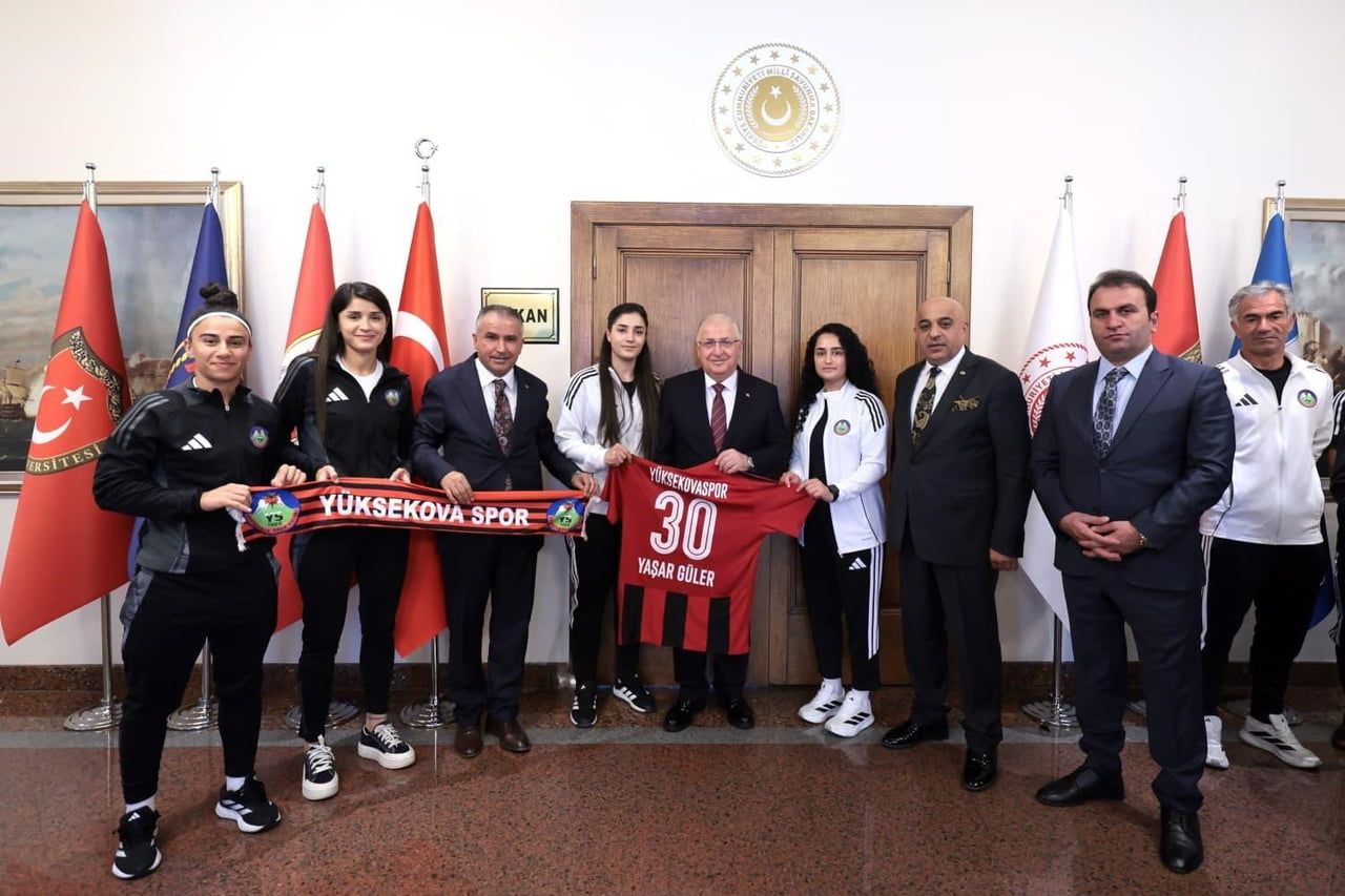 YÜKSEKOVA SPOR KADIN FUTBOL TAKIMI, MİLLİ SAVUNMA BAKANI YAŞAR GÜLER’İ BAKANLIKTA ZİYARET...