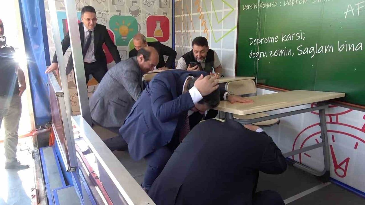 DİYARBAKIR'DA, "DİCLE'DEN AKAN BİLİM ŞENLİĞİ"NDE DÜZENLENEN DEPREM SİMİLASYONUNDA 'DEPREMİ...