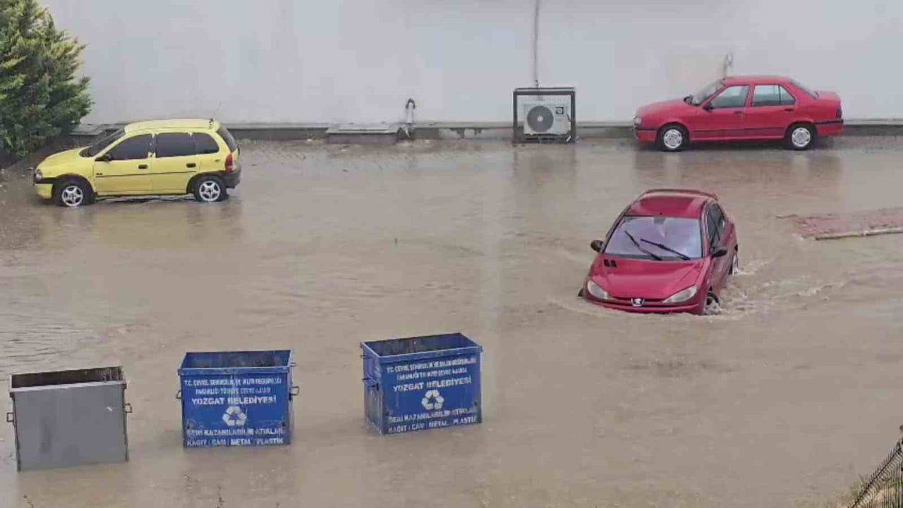 YOZGAT'TA ETKİLİ OLAN SAĞANAK YAĞIŞIN ARDINDAN OLUŞAN SEL, BAZI BÖLGELERDE HAYATI OLUMSUZ...