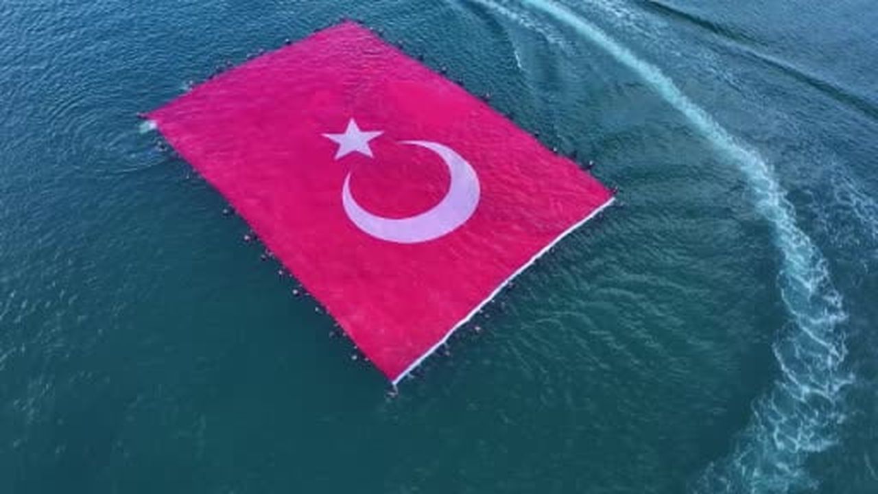 Büyükçekmece’de denizde 660 metrekarelik Türk bayrağı açıldı