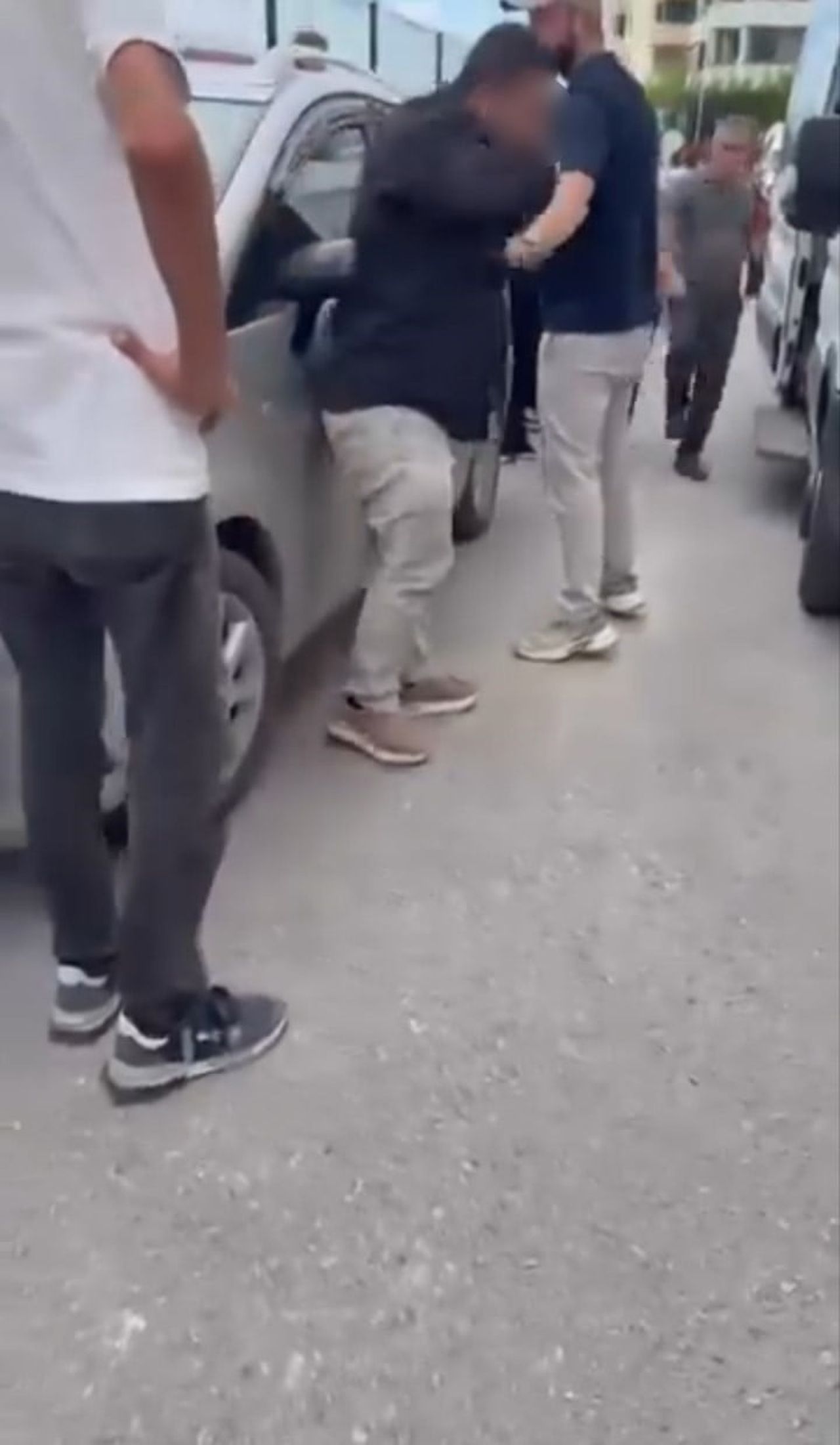 BURSA'NIN MUDANYA İLÇESİNDE BİR OKUL ÖNÜNDE SERVİS ŞOFÖRLERİ ARASINDA KAVGA ÇIKTI.