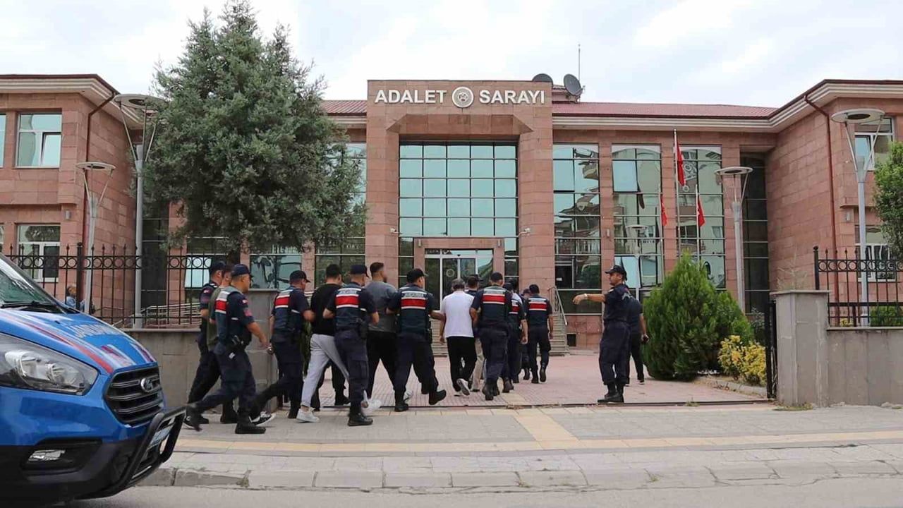 ÇORUM’UN OSMANCIK İLÇESİNDE JANDARMA EKİPLERİ TARAFINDAN 'SUÇ İŞLEMEK AMACIYLA ÖRGÜT KURMA', 'YASA...