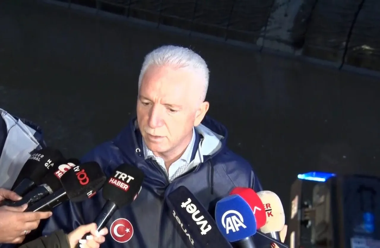 İSTANBUL’DA YAŞANAN SELDEN ETKİLENEN AYAZAĞA’DA İNCELEMELERDE BULUNAN İSTANBUL VALİSİ GÜL, ...