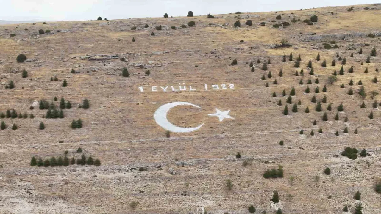 ESKİŞEHİR'DE SEYİTGAZİ'NİN İŞGALDEN KURTULUŞUNUN 104'ÜNCÜ YIL DÖNÜMÜ DOLAYISIYLA İLÇEDEKİ TEPEYE...