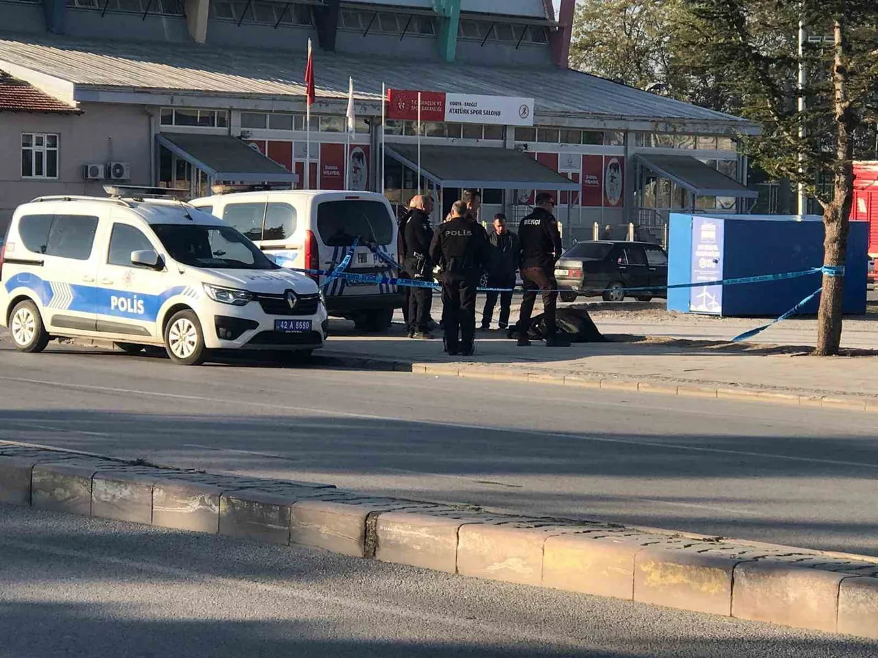 KONYA’NIN EREĞLİ İLÇESİNDE BİR KİŞİ KALDIRIMDA HAYATINI KAYBETMİŞ VAZİYETTE BULUNDU.