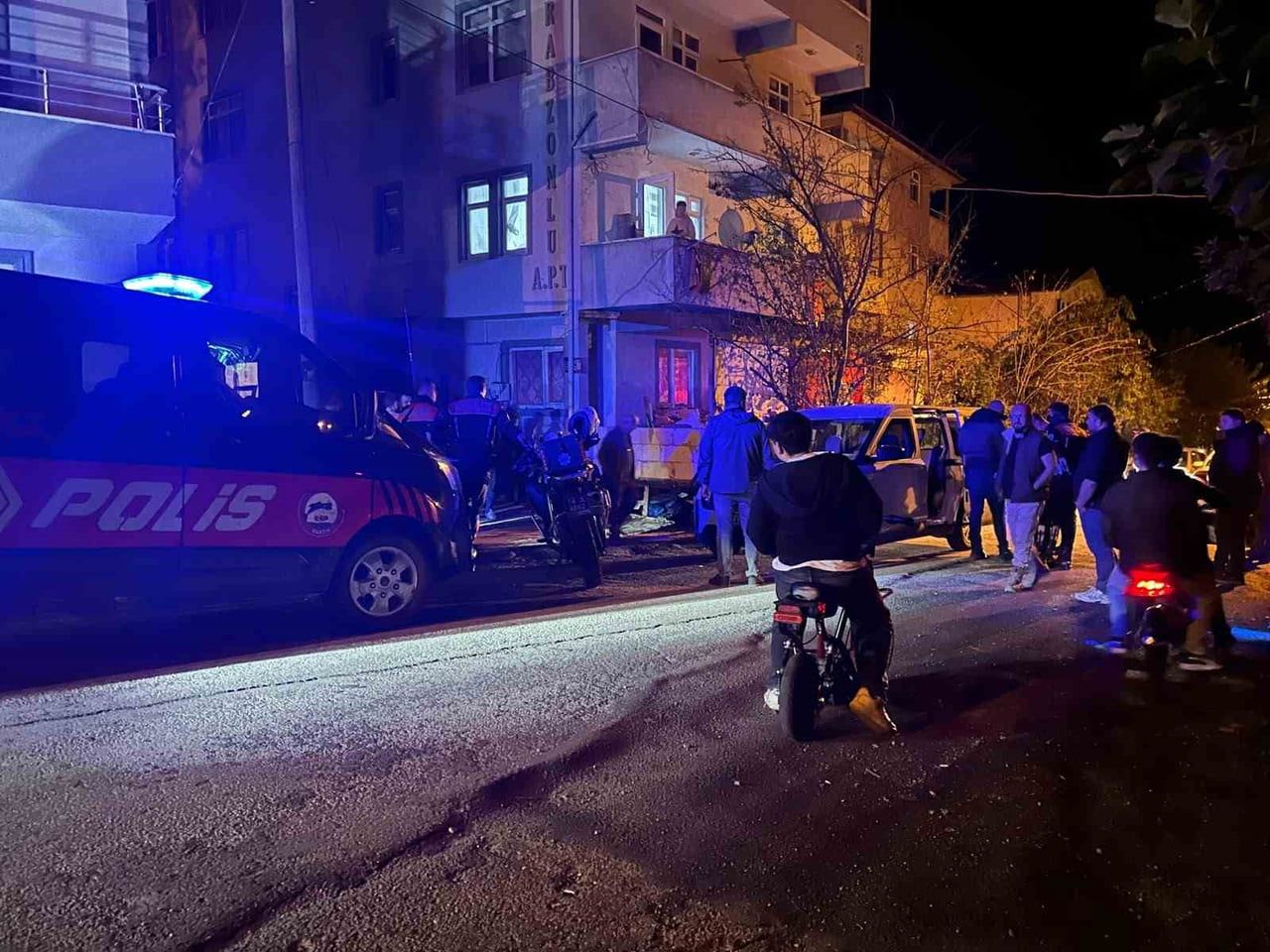BARTIN'DA EVİNDE HAVAYA ATEŞ AÇAN BİR KİŞİ MAHALLEDE PANİĞE NEDEN OLDU. KOMŞULARIN İHBARI İLE...