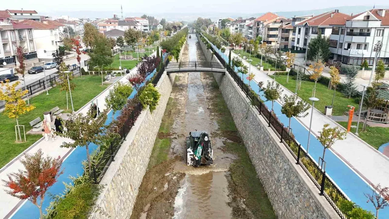 İNEGÖL BELEDİYESİ, KIŞ MEVSİMİ ÖNCESİ BEKLENEN YAĞIŞLAR NEDENİYLE KANAL İNEGÖL’DE OLASI SEL VE SU...