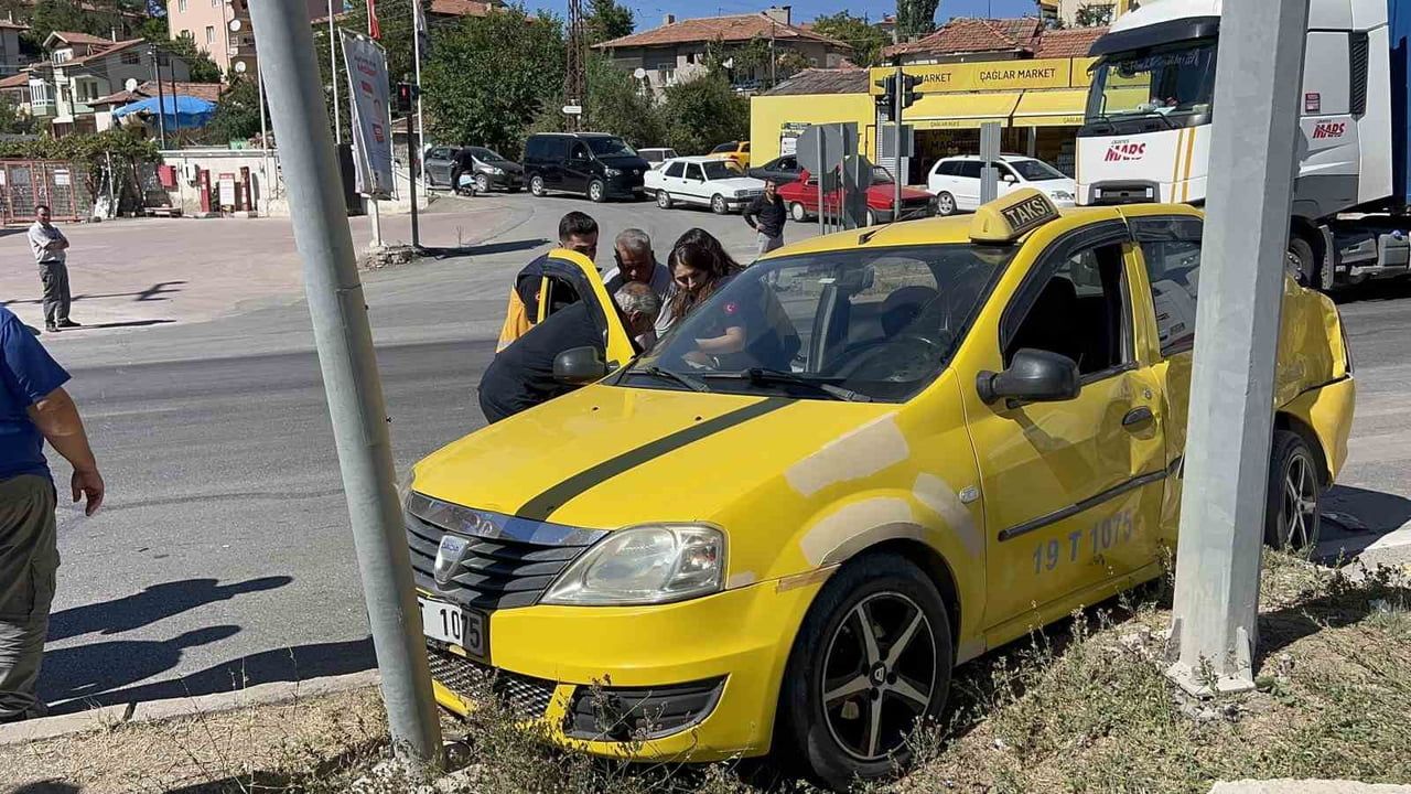 ÇORUM’UN SUNGURLU İLÇESİNDE KONTROLDEN ÇIKAN TİCARİ TAKSİNİN KAZA YAPMASI SONUCU SÜRÜCÜ...