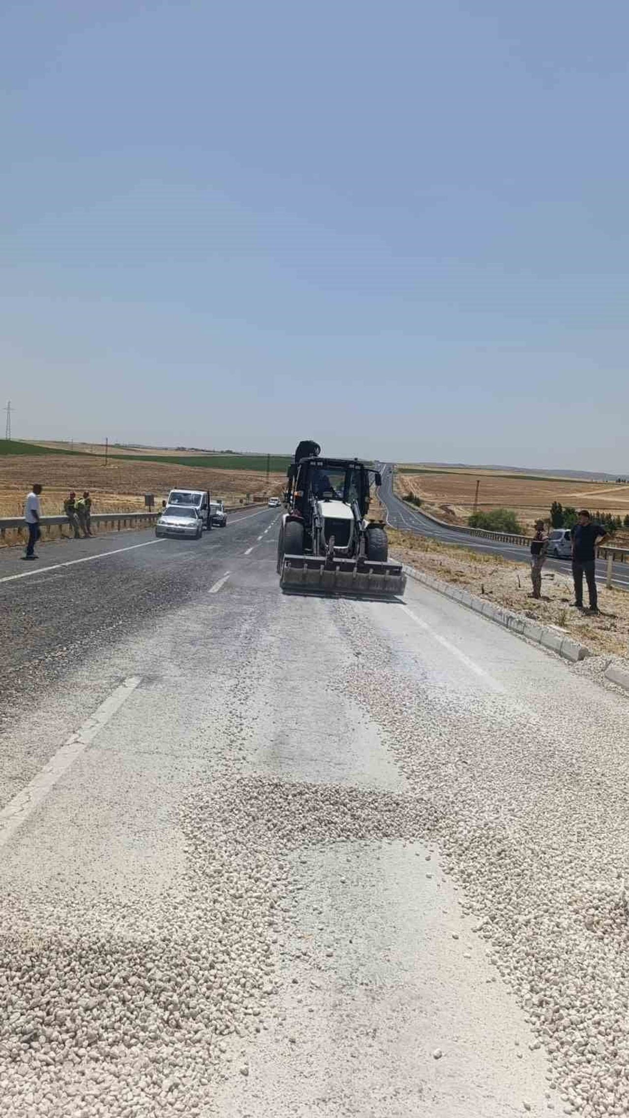 OLAY YERİNE SEVK EDİLEN EKİPLERİN ÇALIŞMALARI SONUCU KAMYON KALDIRILARAK YOL YENİDEN TRAFİĞE...