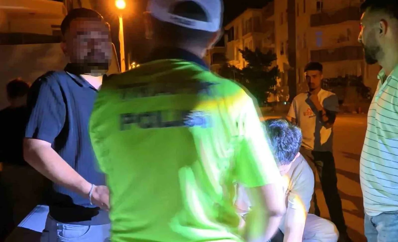 AKSARAY’DA PARK HALİNDEKİ ARACA ÇARPIP ARACIYLA BİRLİKTE OLAY YERİNDEN KAÇAN SÜRÜCÜNÜN YAKINLARI...
