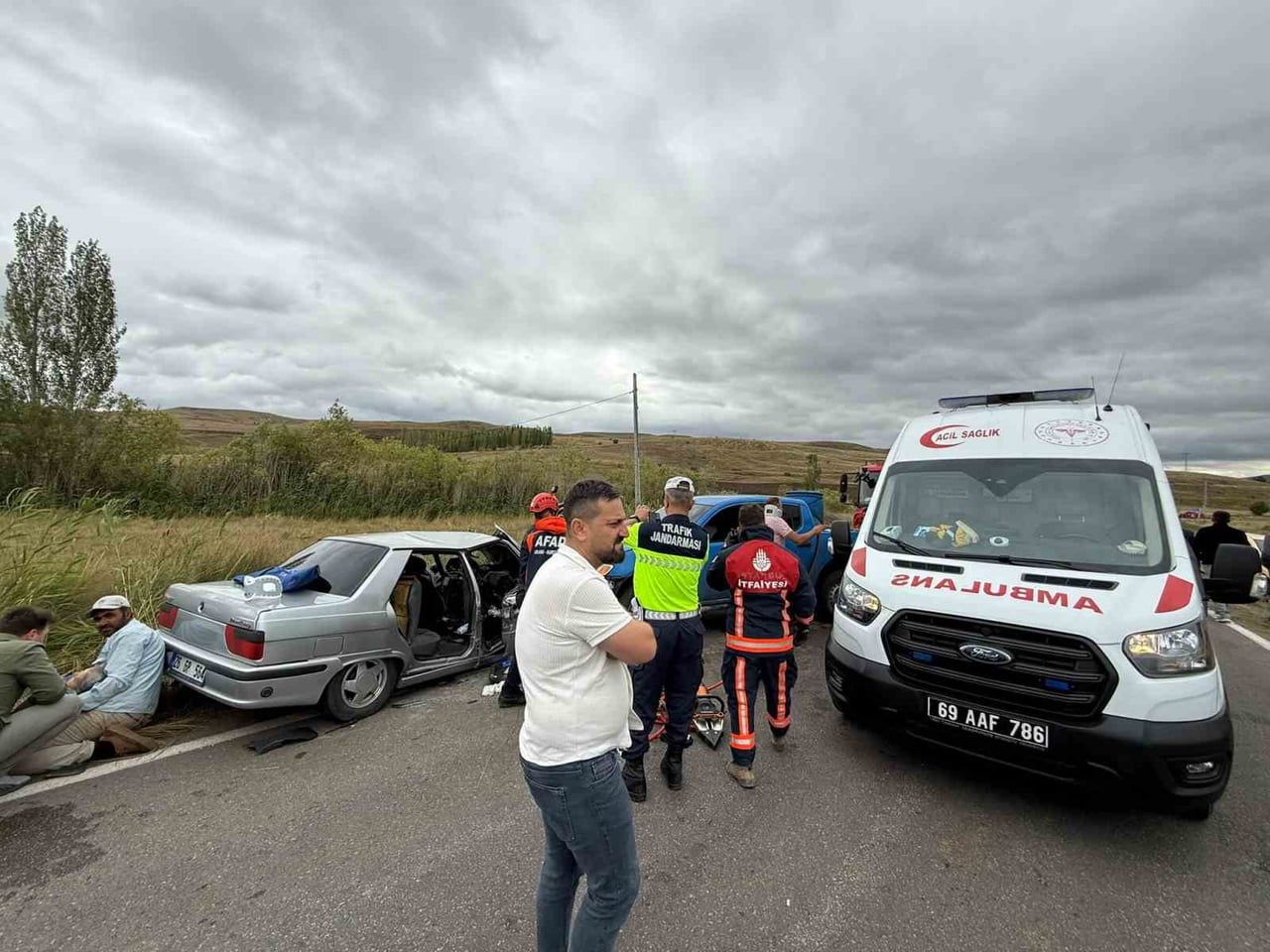 BAYBURT'TA OTOMOBİLLE PİKABIN ÇARPIŞTIĞI KAZADA 1 KİŞİ ÖLDÜ, 4 KİŞİ YARALANDI