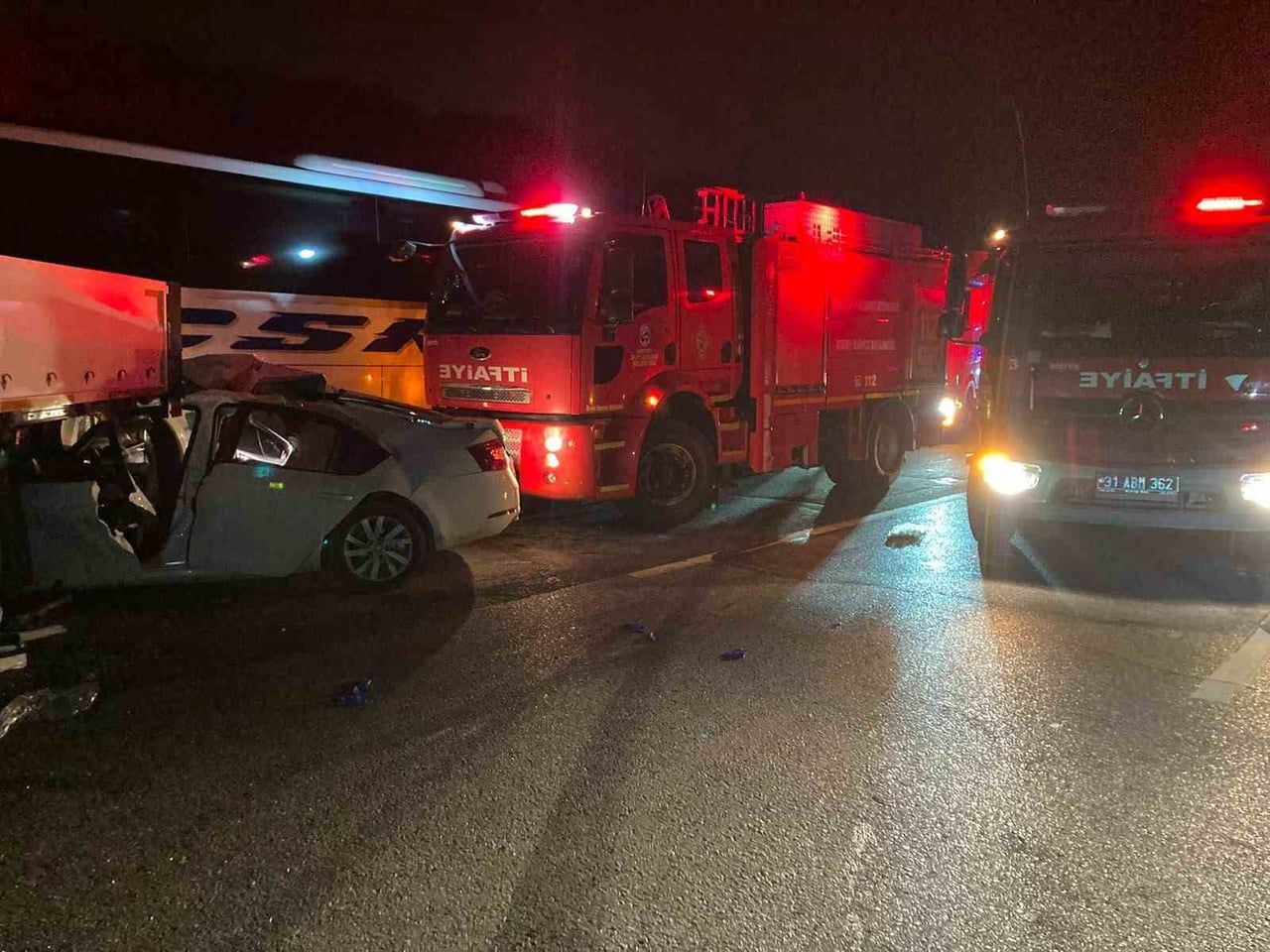 HATAY'DA OTOMOBİLİN VE YOLCU OTOBÜSÜNÜN, MAKASLAYAN TIRA ÇARPMASI SONUCU YAŞANAN KAZADA ÖLÜ...