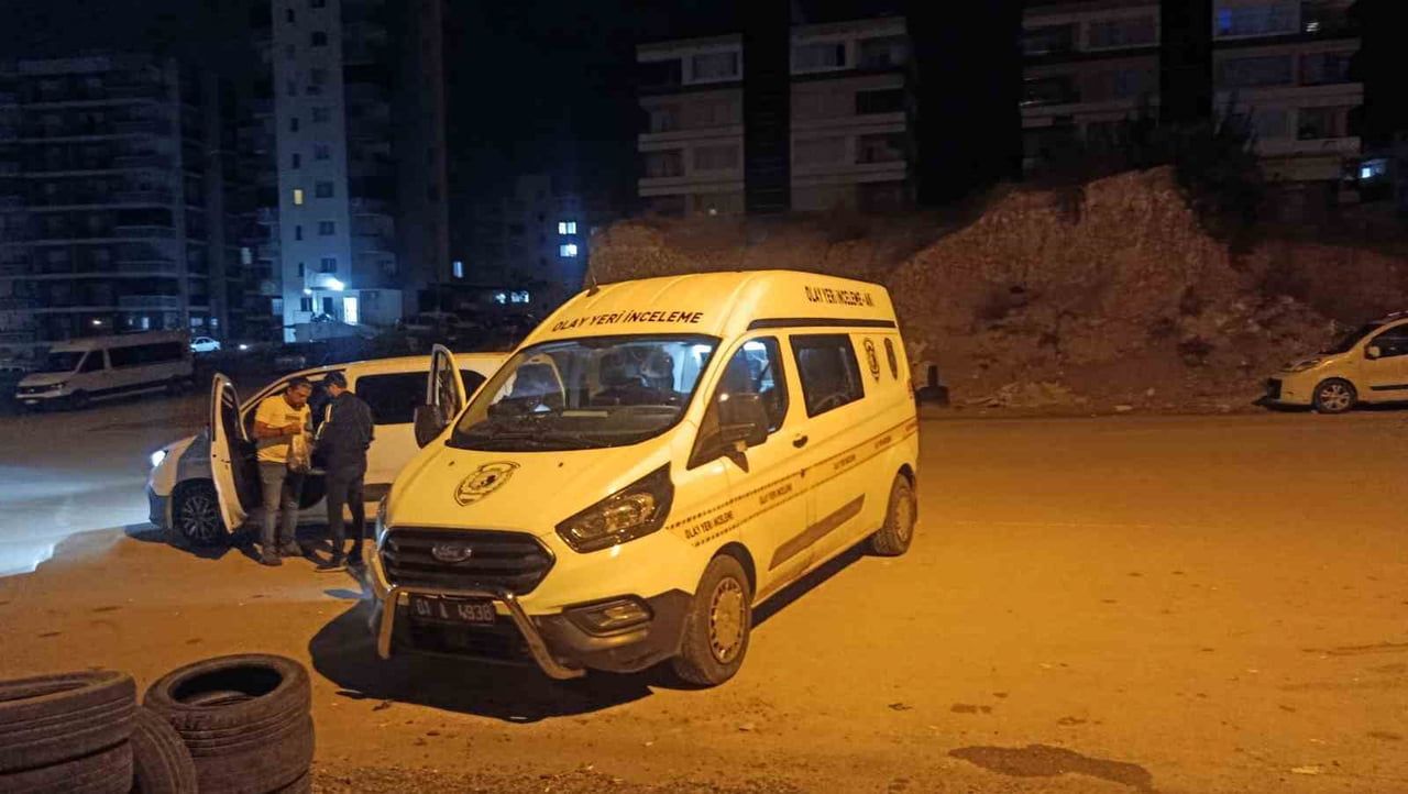 ADANA’DA BİR KİŞİ, GECE SAATLERİNDE SEVGİLİSİNİN EVİNE GELEN ESKİ KOCASIYLA KARŞILAŞMAMAK İÇİN...