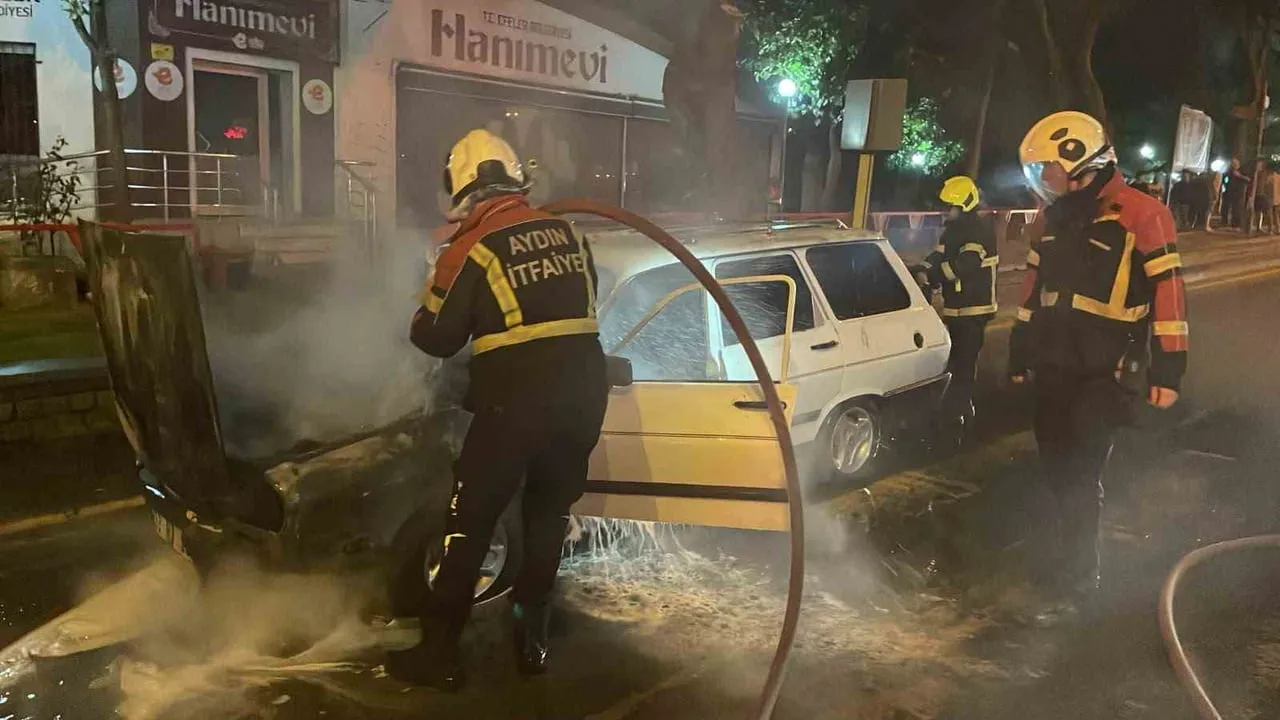 AYDIN'IN EFELER İLÇESİNDE SEYİR HALİNDEYKEN MOTOR BÖLÜMÜNDEN BİR ANDA ALEVLERİN YÜKSELDİĞİ...