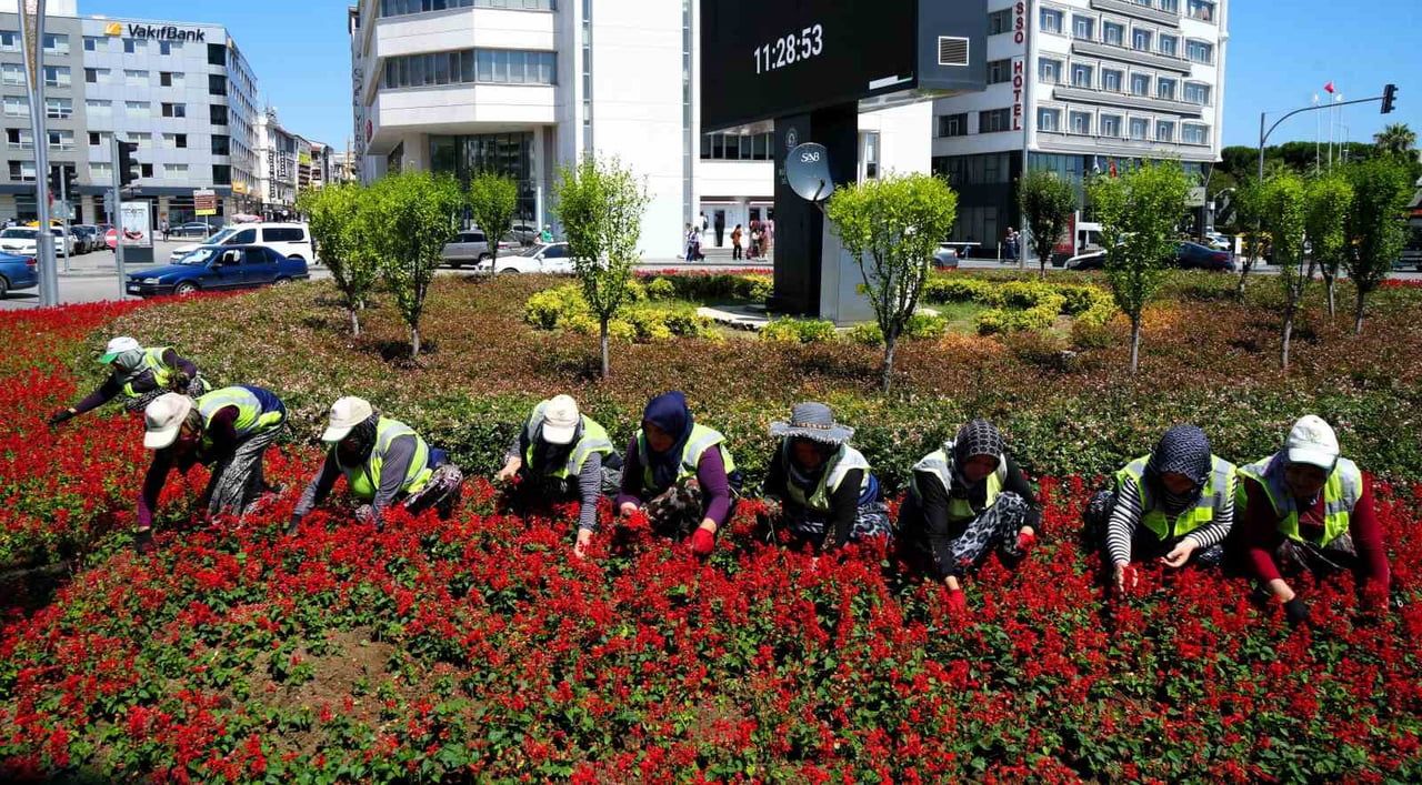 SAMSUN BÜYÜKŞEHİR BELEDİYESİ (SBB) BÜNYESİNDE ÇALIŞAN KADINLAR, ŞEHRİN PARK VE BAHÇELERİNİ...